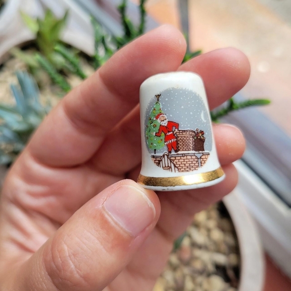 Vintage Santa Claus Finsbury Fine Bone China Thimble - Picture 2 of 7